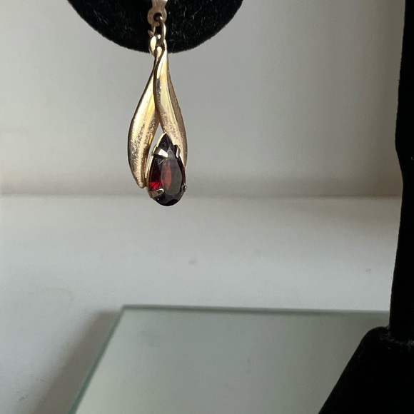 Adorable 14 karat yellow gold garnet pierced earrings - Picture 5 of 7